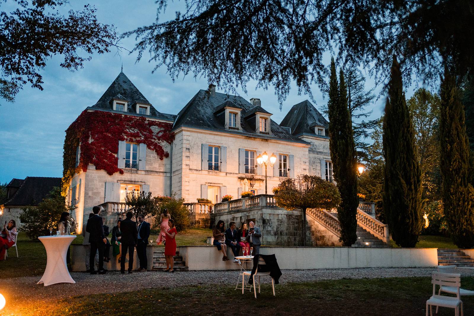 Reportage photo d'un mariage tropical au Domaine de La Fauconnie en Dordogne, avec une décoration tropicale. Photographe mariage Domaine de la Fauconnie.