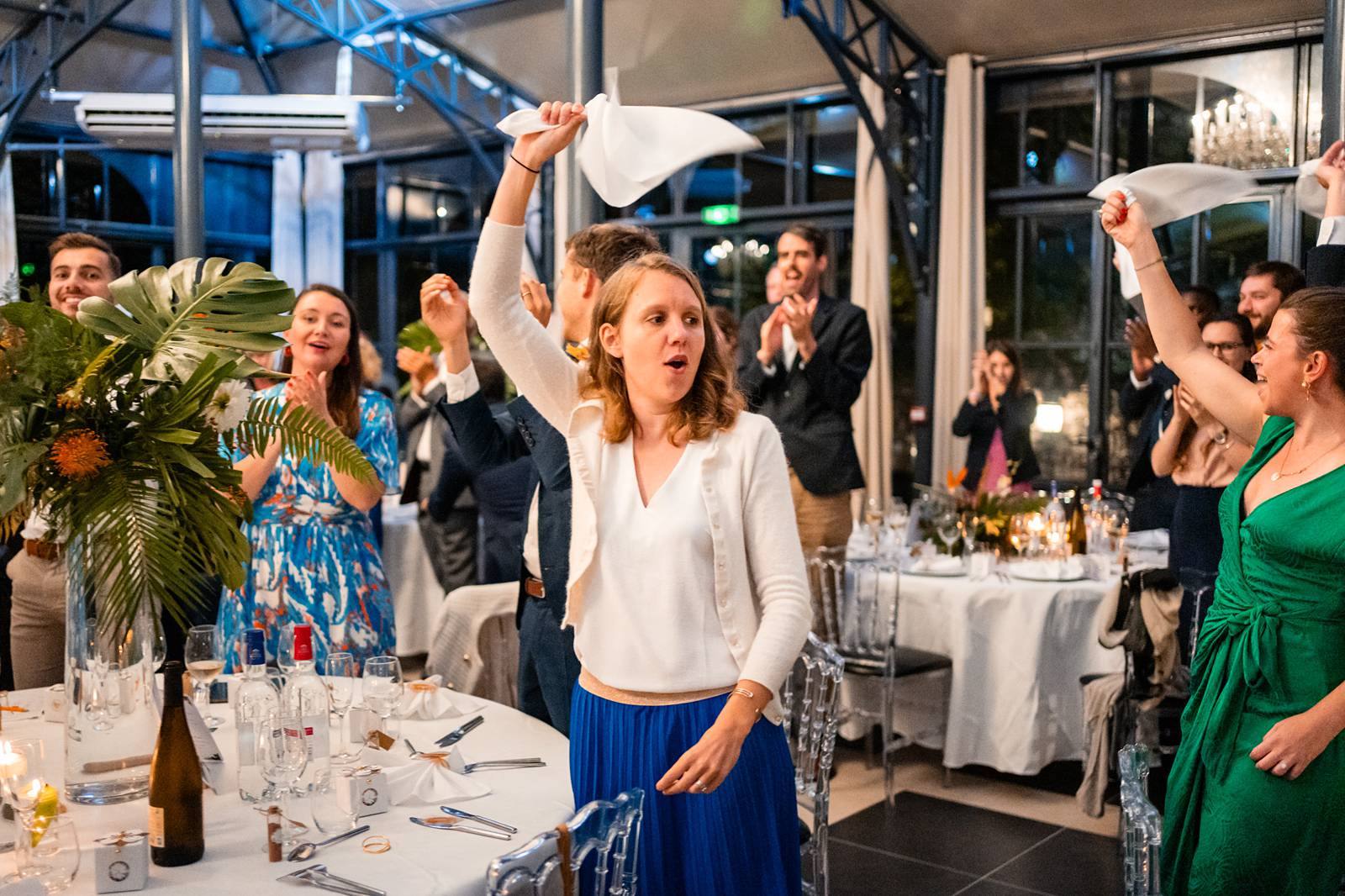 Reportage photo d'un mariage tropical au Domaine de La Fauconnie en Dordogne, avec une décoration tropicale. Photographe mariage Domaine de la Fauconnie.