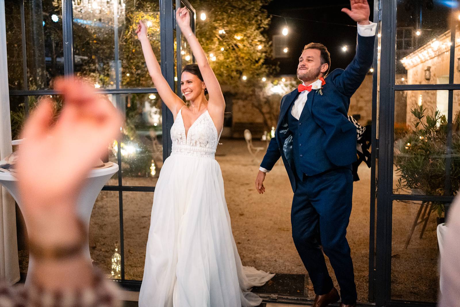 Reportage photo d'un mariage tropical au Domaine de La Fauconnie en Dordogne, avec une décoration tropicale. Photographe mariage Domaine de la Fauconnie.