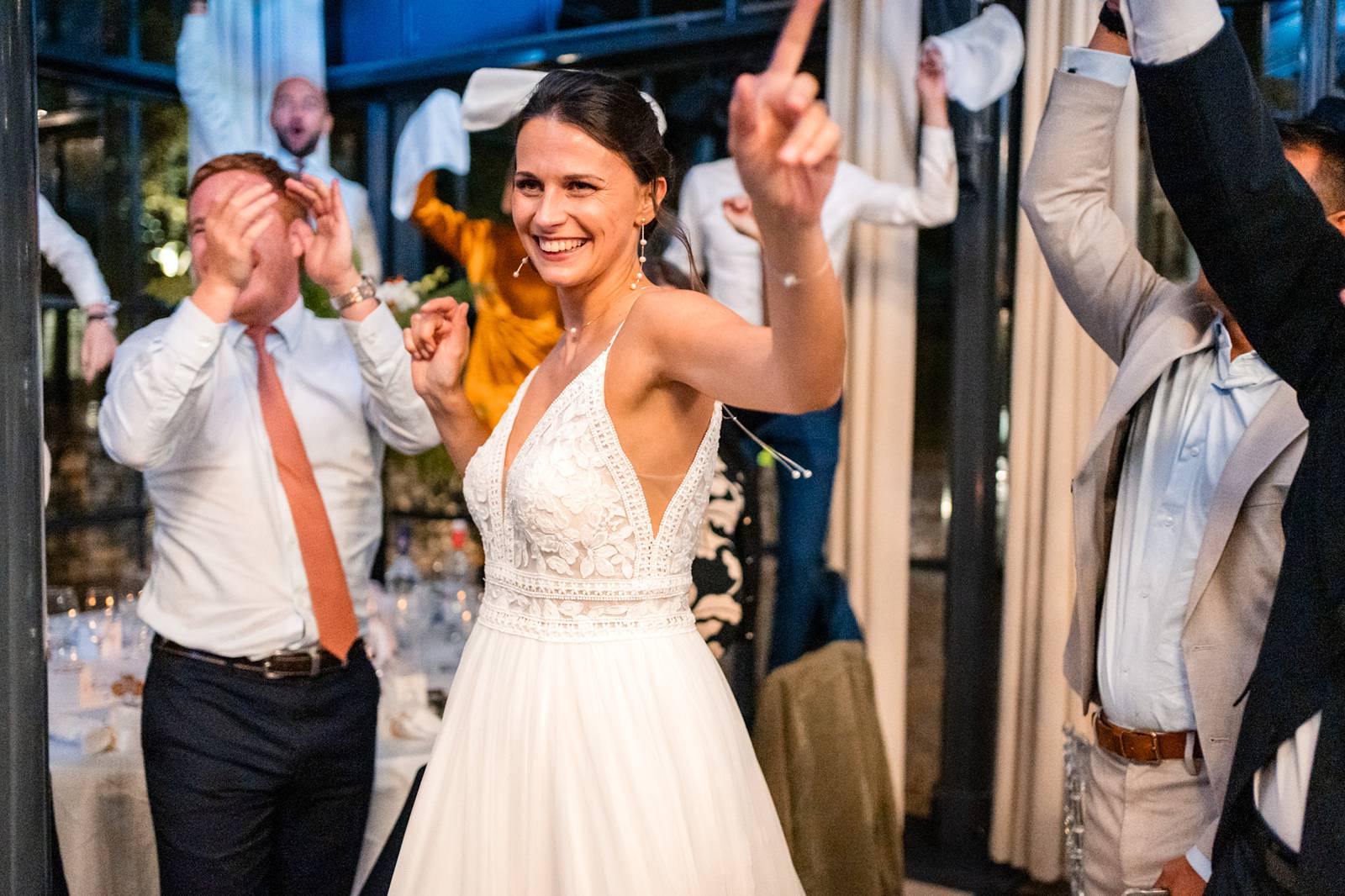 Reportage photo d'un mariage tropical au Domaine de La Fauconnie en Dordogne, avec une décoration tropicale. Photographe mariage Domaine de la Fauconnie.