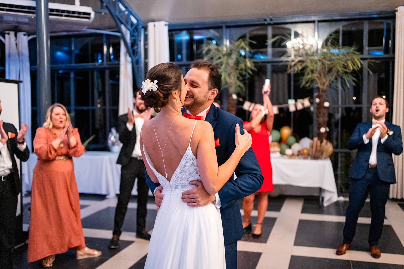 Reportage photo d'un mariage tropical au Domaine de La Fauconnie en Dordogne, avec une décoration tropicale. Photographe mariage Domaine de la Fauconnie.