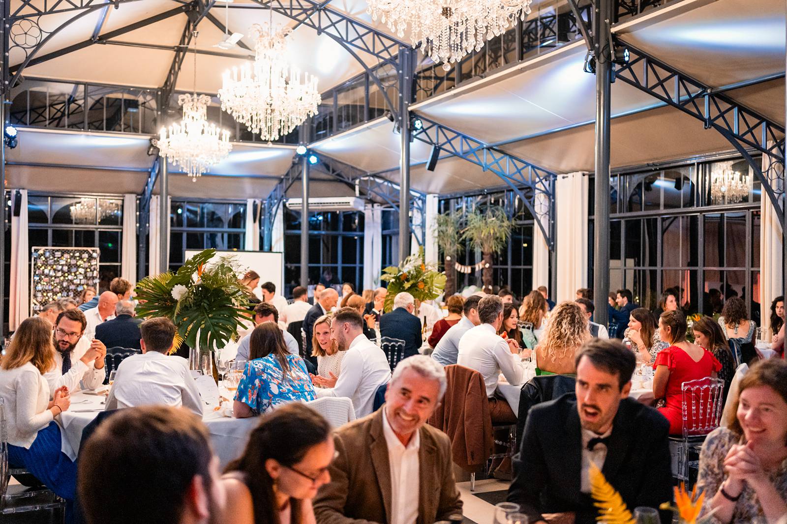 Reportage photo d'un mariage tropical au Domaine de La Fauconnie en Dordogne, avec une décoration tropicale. Photographe mariage Domaine de la Fauconnie.