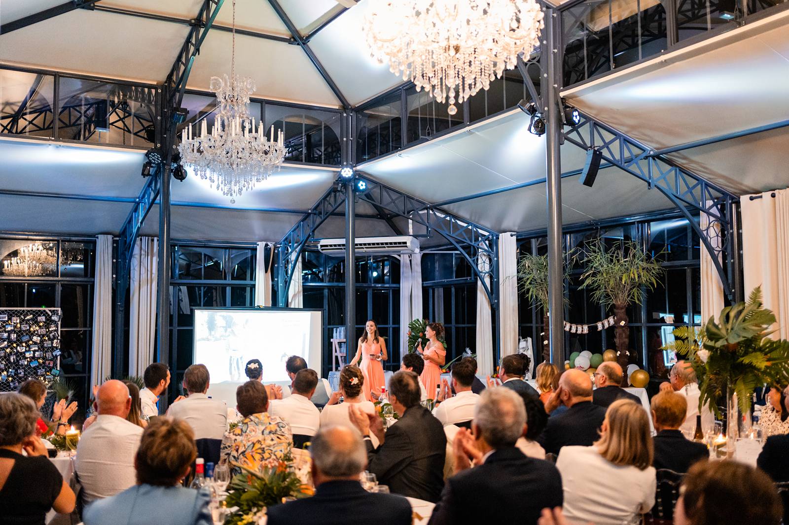 Reportage photo d'un mariage tropical au Domaine de La Fauconnie en Dordogne, avec une décoration tropicale. Photographe mariage Domaine de la Fauconnie.