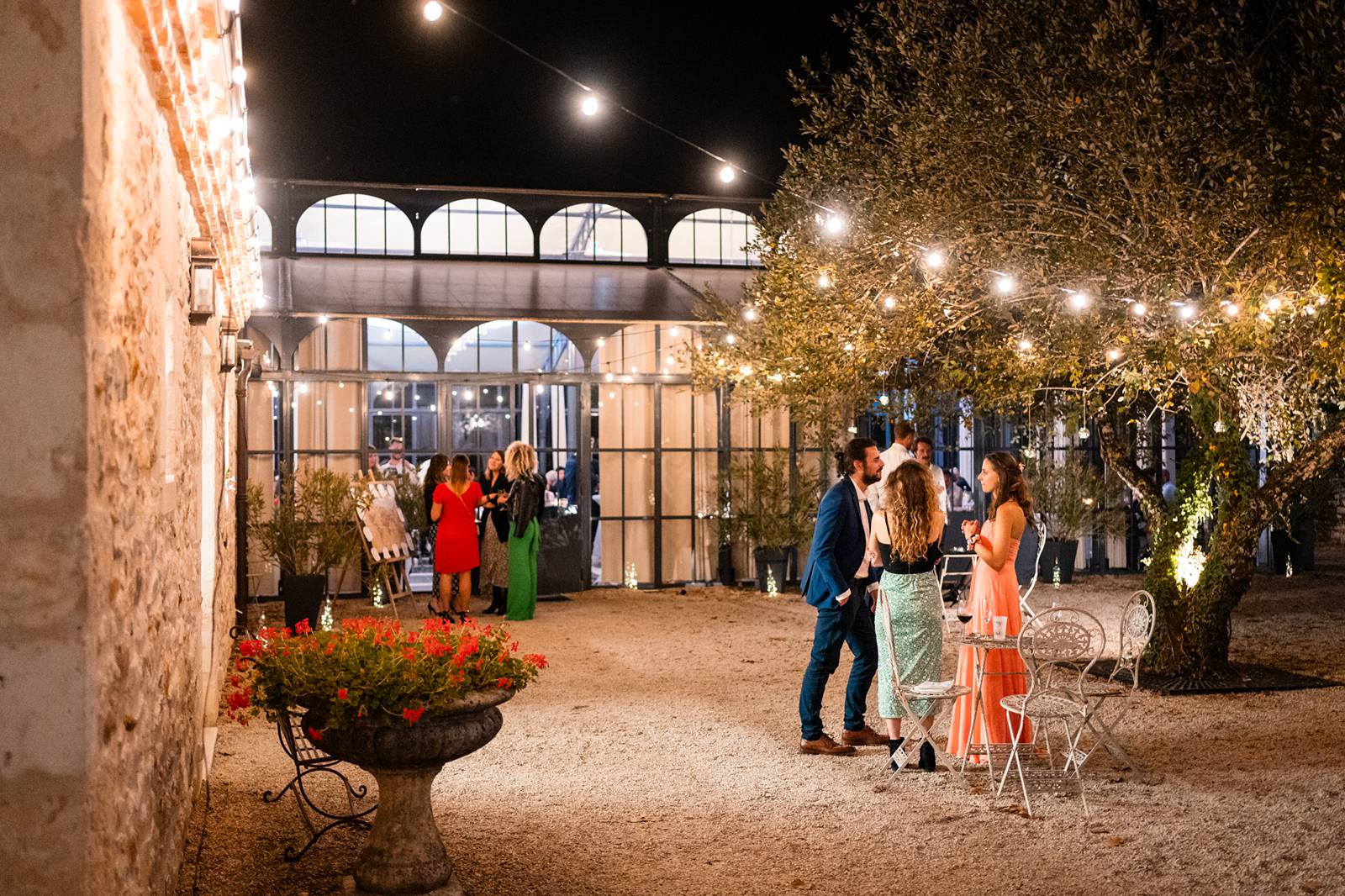 Reportage photo d'un mariage tropical au Domaine de La Fauconnie en Dordogne, avec une décoration tropicale. Photographe mariage Domaine de la Fauconnie.