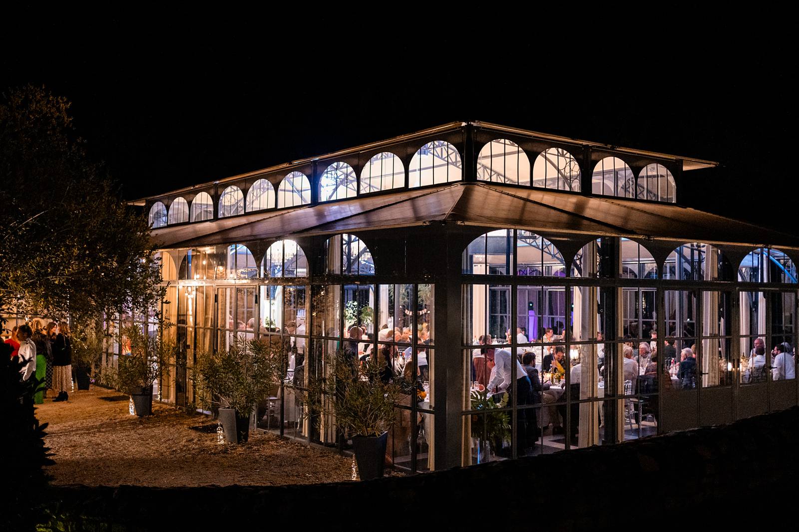 Reportage photo d'un mariage tropical au Domaine de La Fauconnie en Dordogne, avec une décoration tropicale. Photographe mariage Domaine de la Fauconnie.