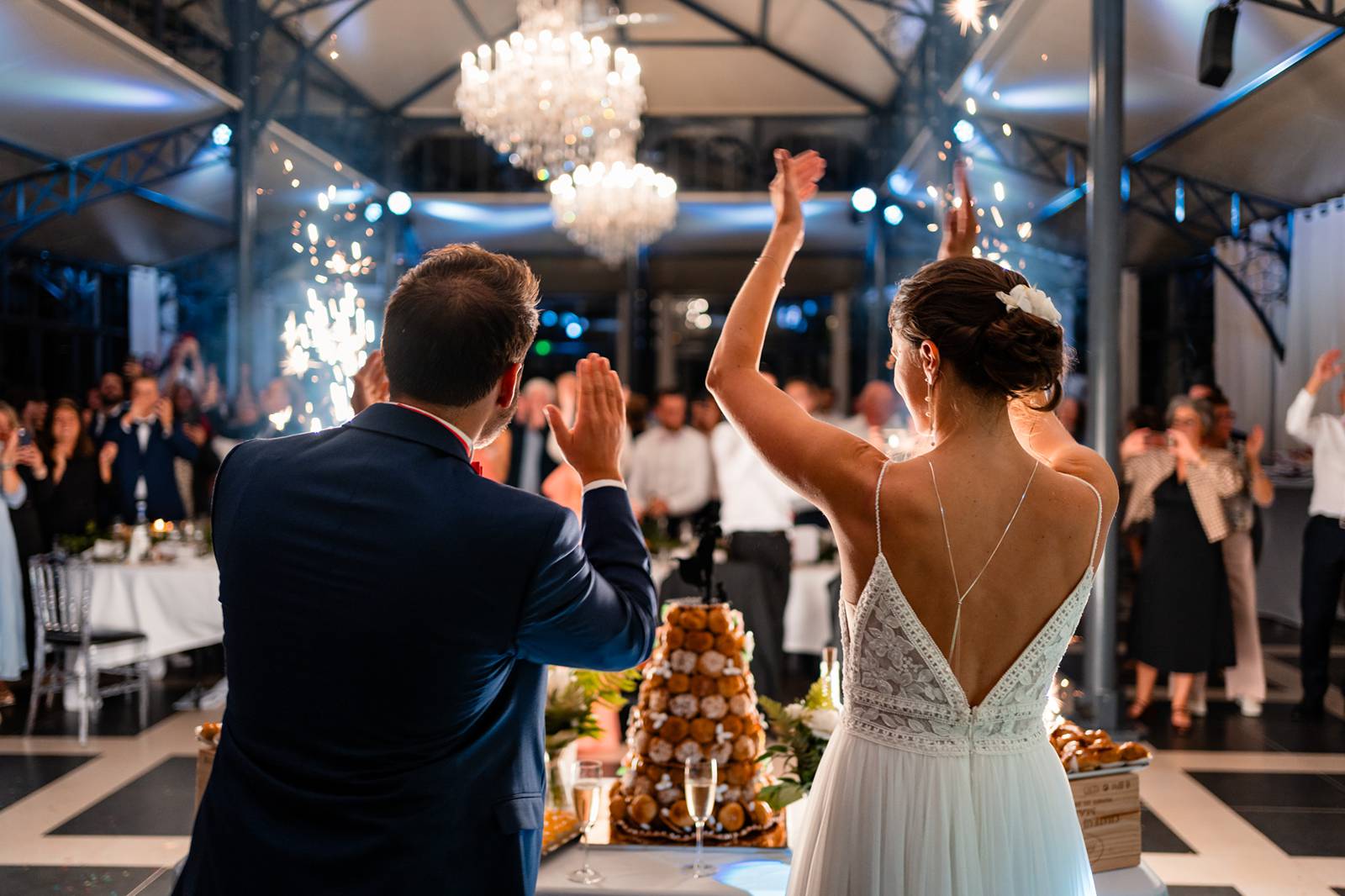 Reportage photo d'un mariage tropical au Domaine de La Fauconnie en Dordogne, avec une décoration tropicale. Photographe mariage Domaine de la Fauconnie.