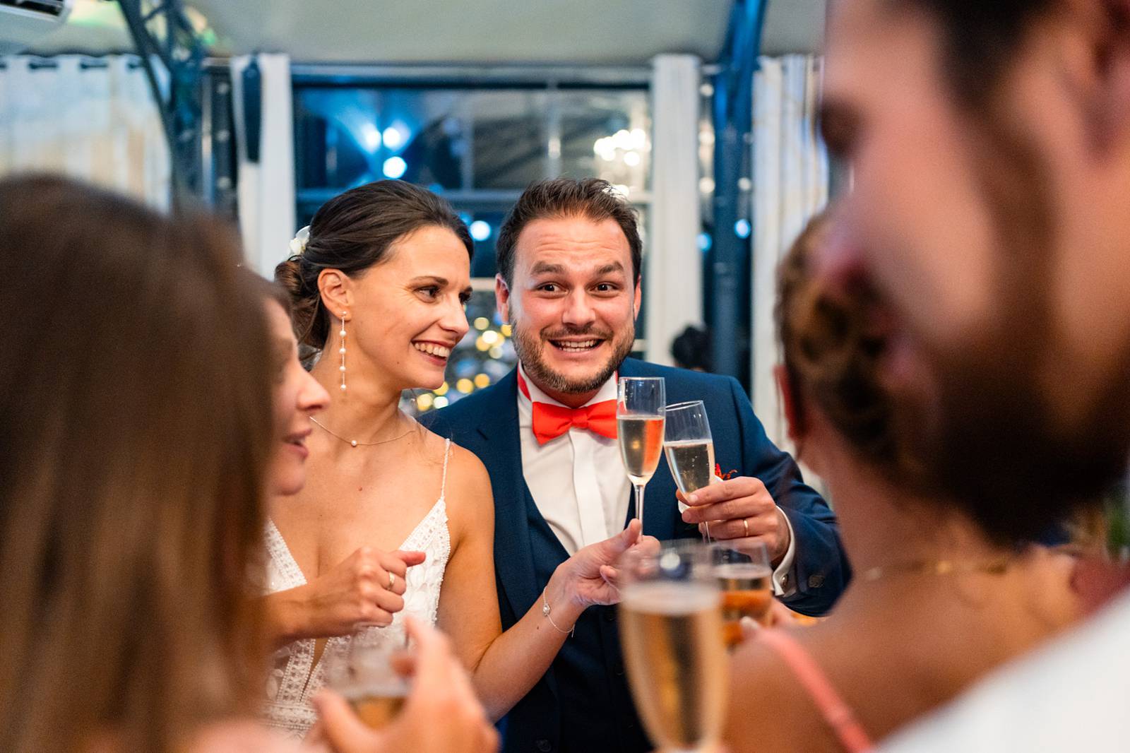 Reportage photo d'un mariage tropical au Domaine de La Fauconnie en Dordogne, avec une décoration tropicale. Photographe mariage Domaine de la Fauconnie.