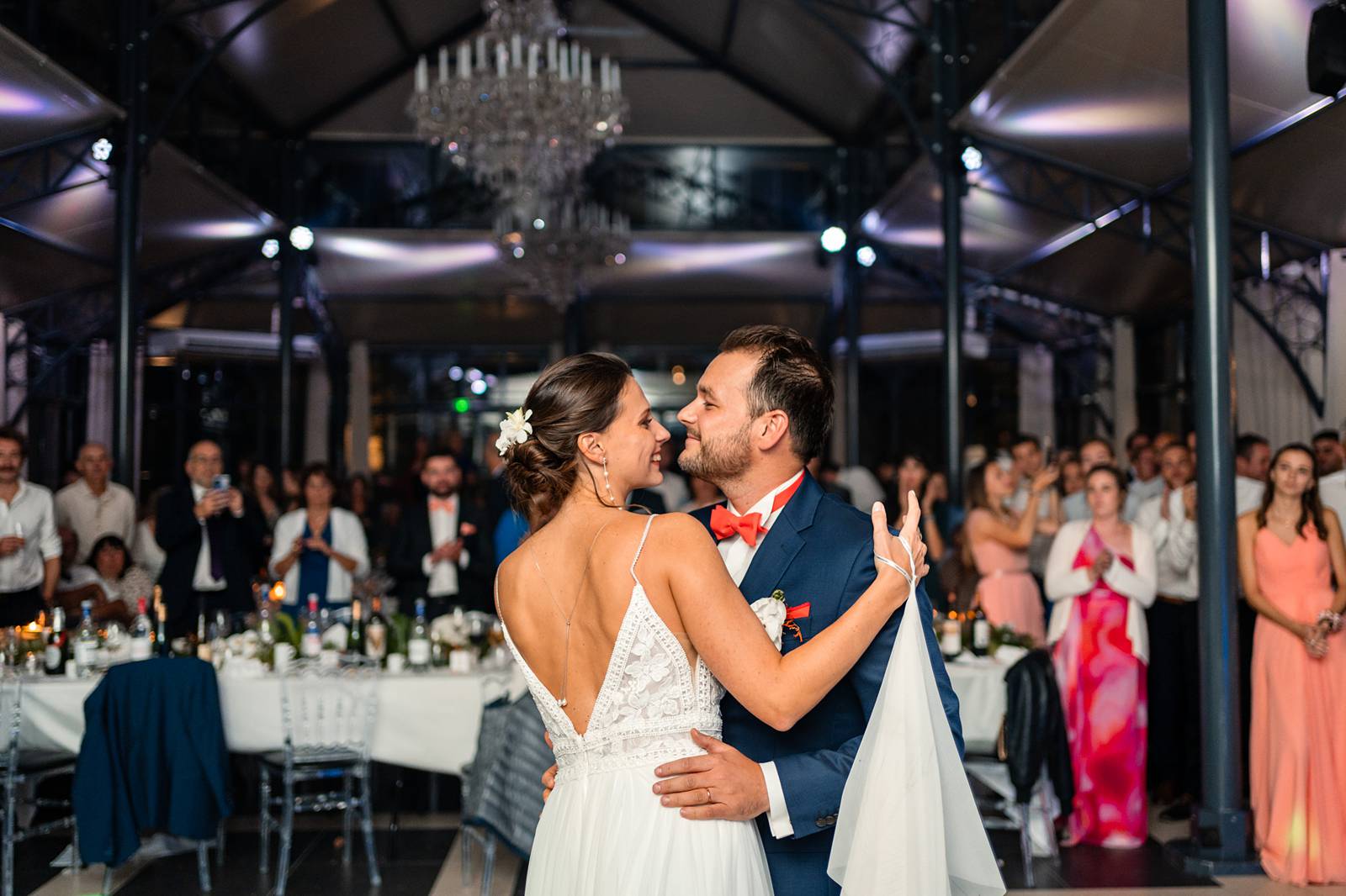 Reportage photo d'un mariage tropical au Domaine de La Fauconnie en Dordogne, avec une décoration tropicale. Photographe mariage Domaine de la Fauconnie.