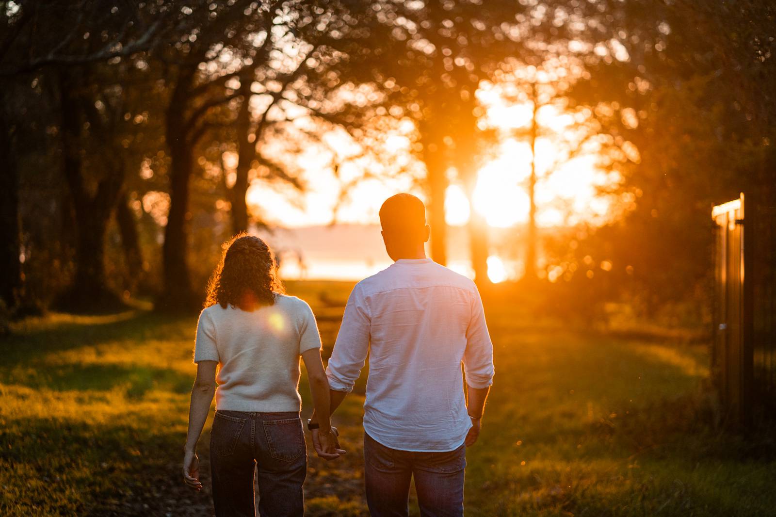 Photos de la séance engagement de Laura et Tristan au Lac de Souston, au coucher de soleil, avant leur mariage en Gironde.