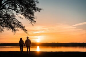 Photos de la séance engagement de Laura et Tristan au Lac de Souston, au coucher de soleil, avant leur mariage en Gironde.