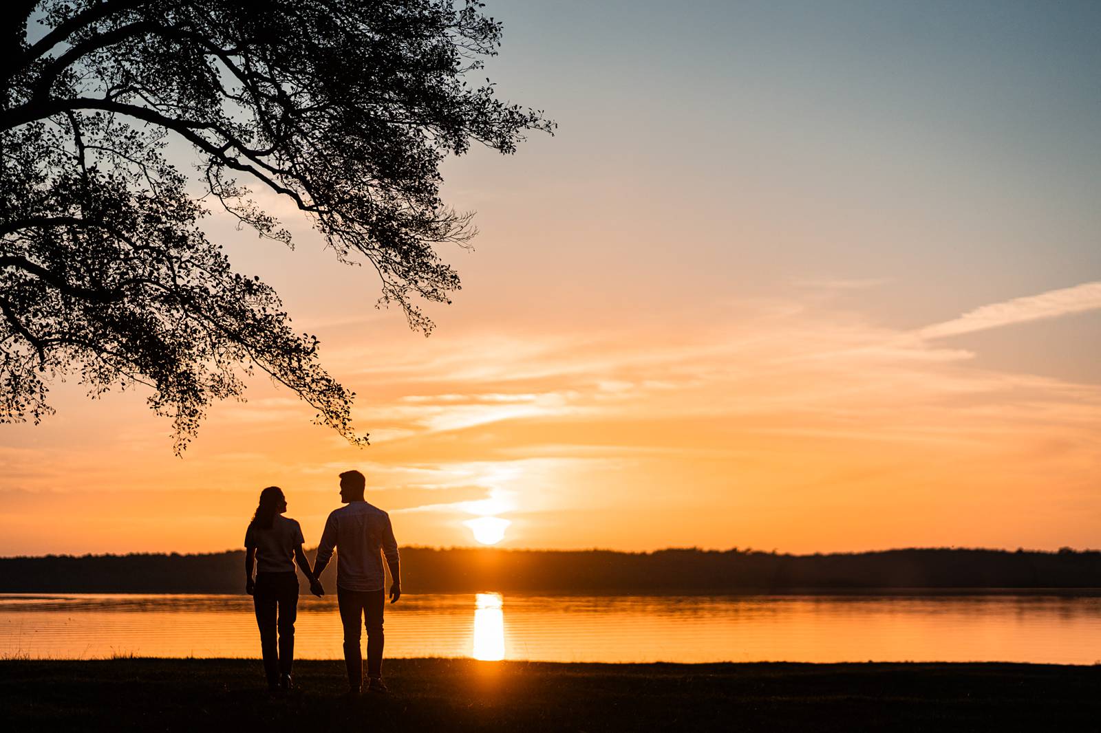 Photos de la séance engagement de Laura et Tristan au Lac de Souston, au coucher de soleil, avant leur mariage en Gironde.