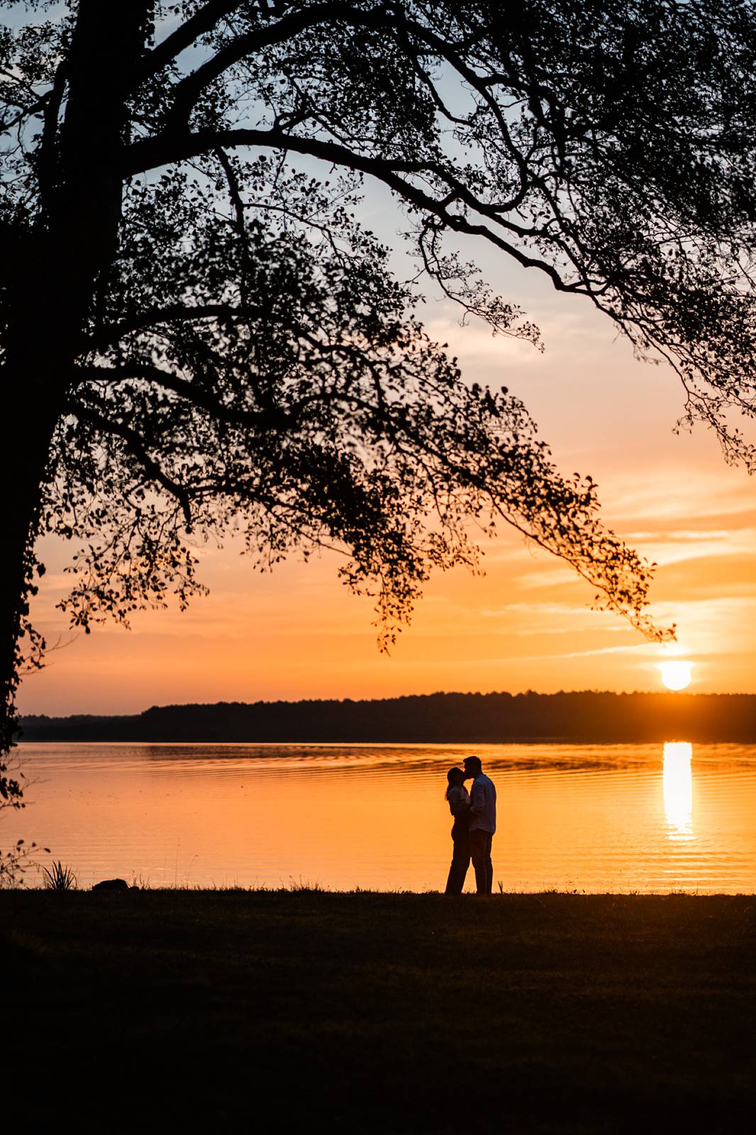 Photos de la séance engagement de Laura et Tristan au Lac de Souston, au coucher de soleil, avant leur mariage en Gironde.