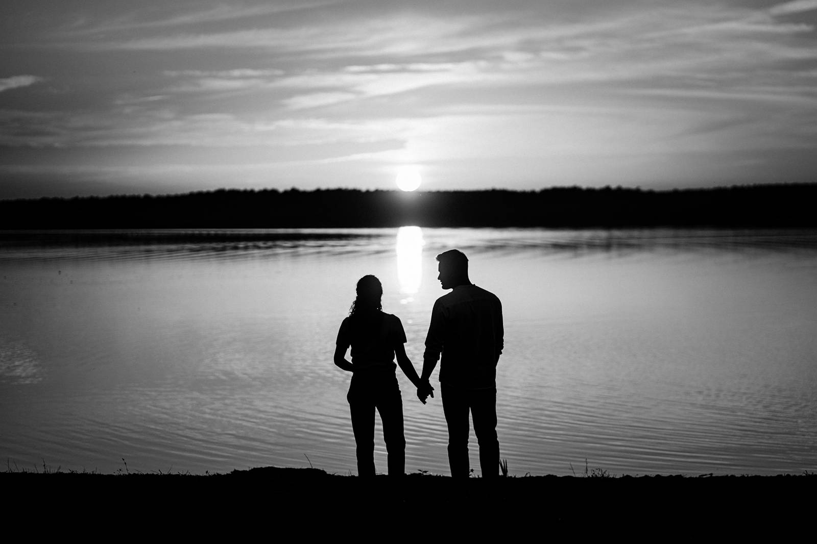 Photos de la séance engagement de Laura et Tristan au Lac de Souston, au coucher de soleil, avant leur mariage en Gironde.