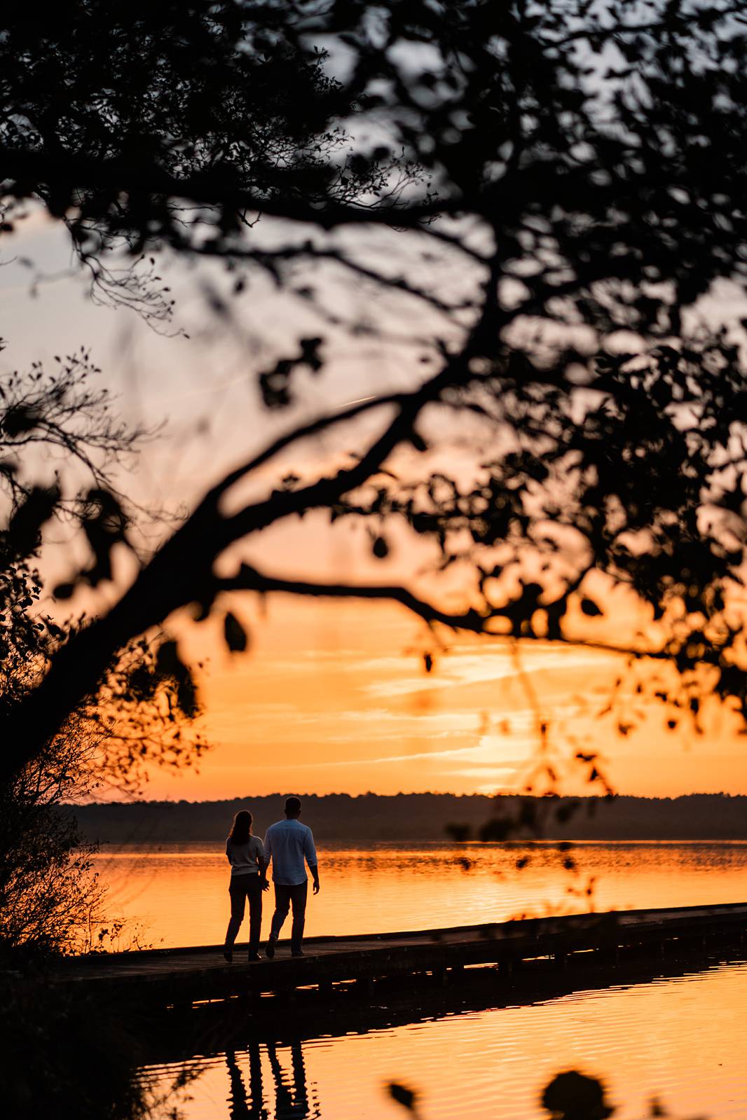 Photos de la séance engagement de Laura et Tristan au Lac de Souston, au coucher de soleil, avant leur mariage en Gironde.