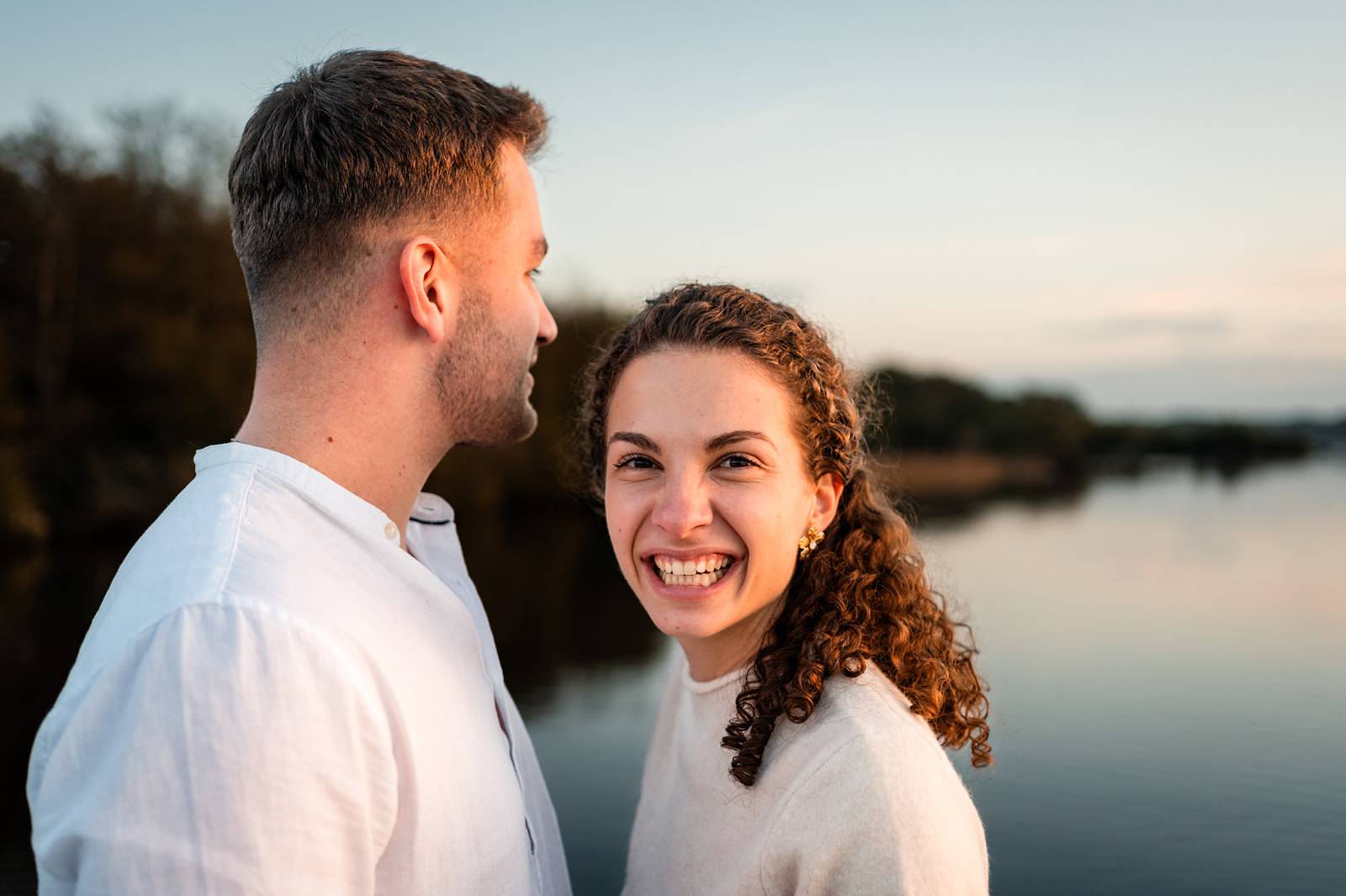 Photos de la séance engagement de Laura et Tristan au Lac de Souston, au coucher de soleil, avant leur mariage en Gironde.