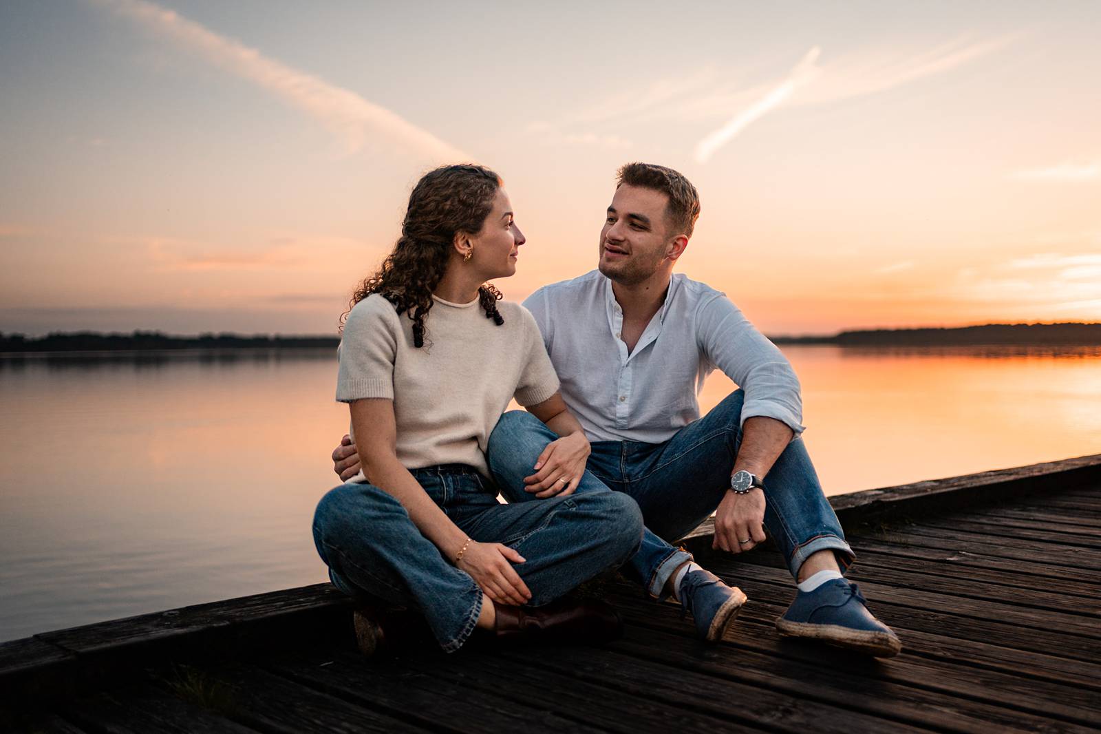 Photos de la séance engagement de Laura et Tristan au Lac de Souston, au coucher de soleil, avant leur mariage en Gironde.