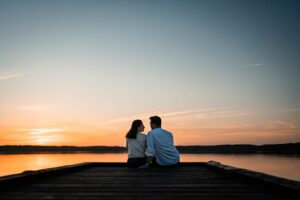 Photos de la séance engagement de Laura et Tristan au Lac de Souston, au coucher de soleil, avant leur mariage en Gironde.