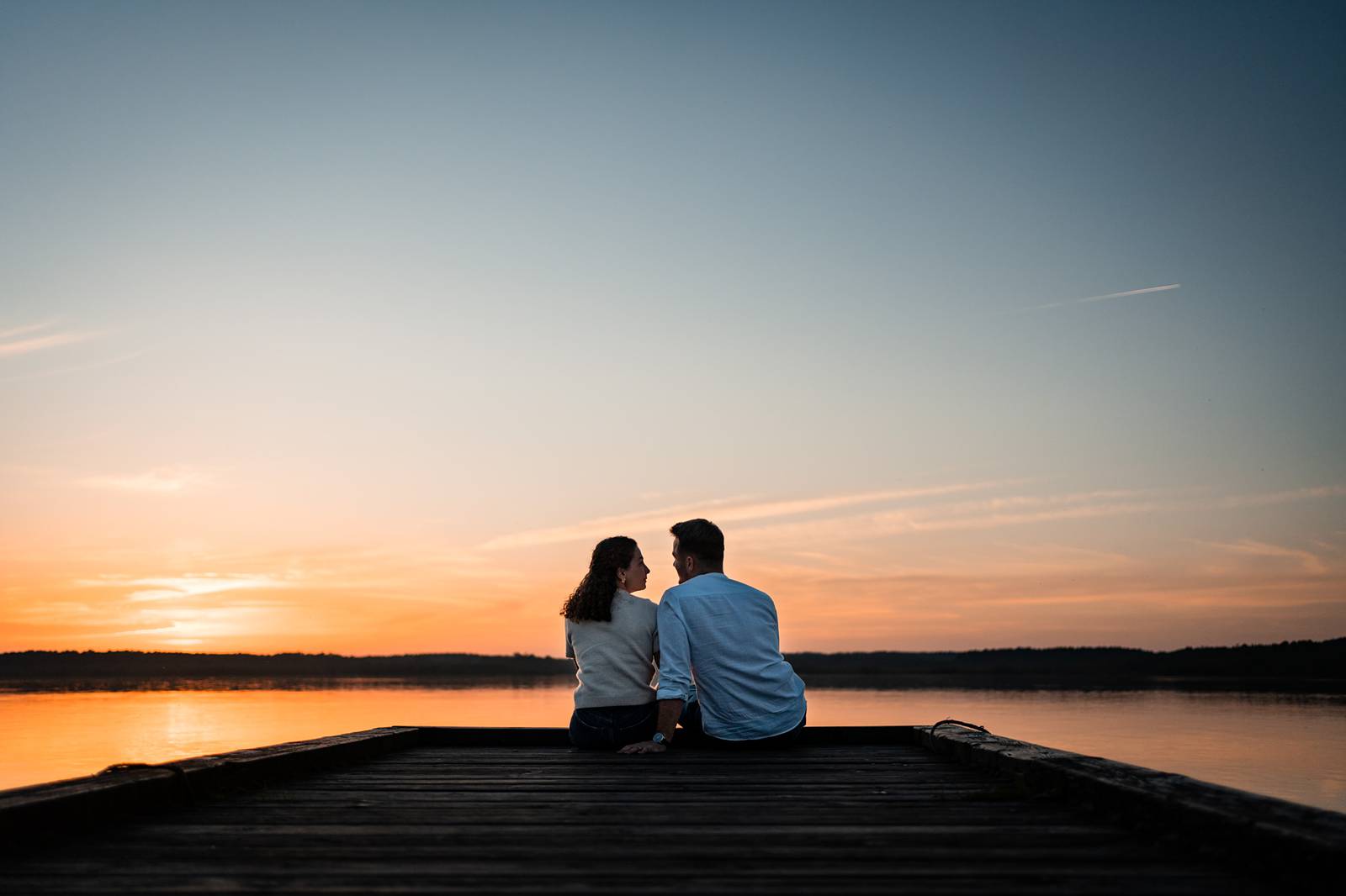 Photos de la séance engagement de Laura et Tristan au Lac de Souston, au coucher de soleil, avant leur mariage en Gironde.