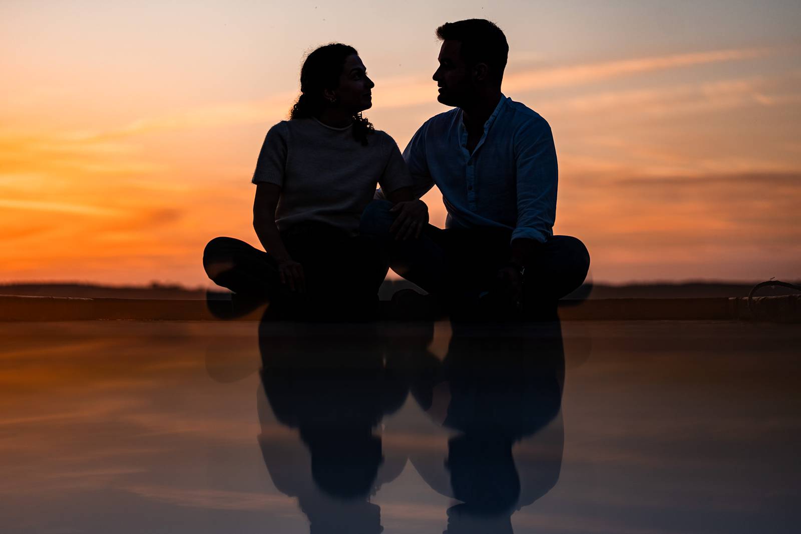 Photos de la séance engagement de Laura et Tristan au Lac de Souston, au coucher de soleil, avant leur mariage en Gironde.