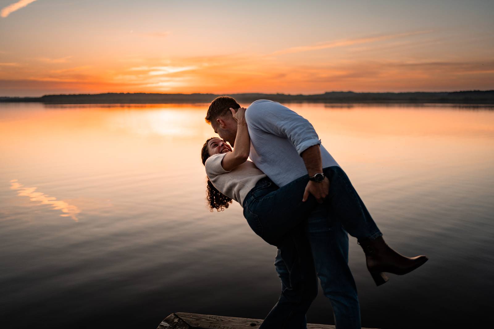 Photos de la séance engagement de Laura et Tristan au Lac de Souston, au coucher de soleil, avant leur mariage en Gironde.