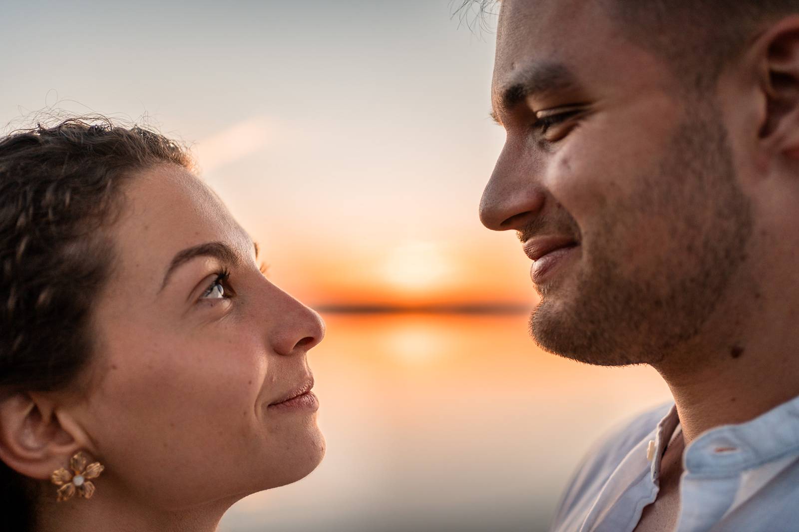 Photos de la séance engagement de Laura et Tristan au Lac de Souston, au coucher de soleil, avant leur mariage en Gironde.