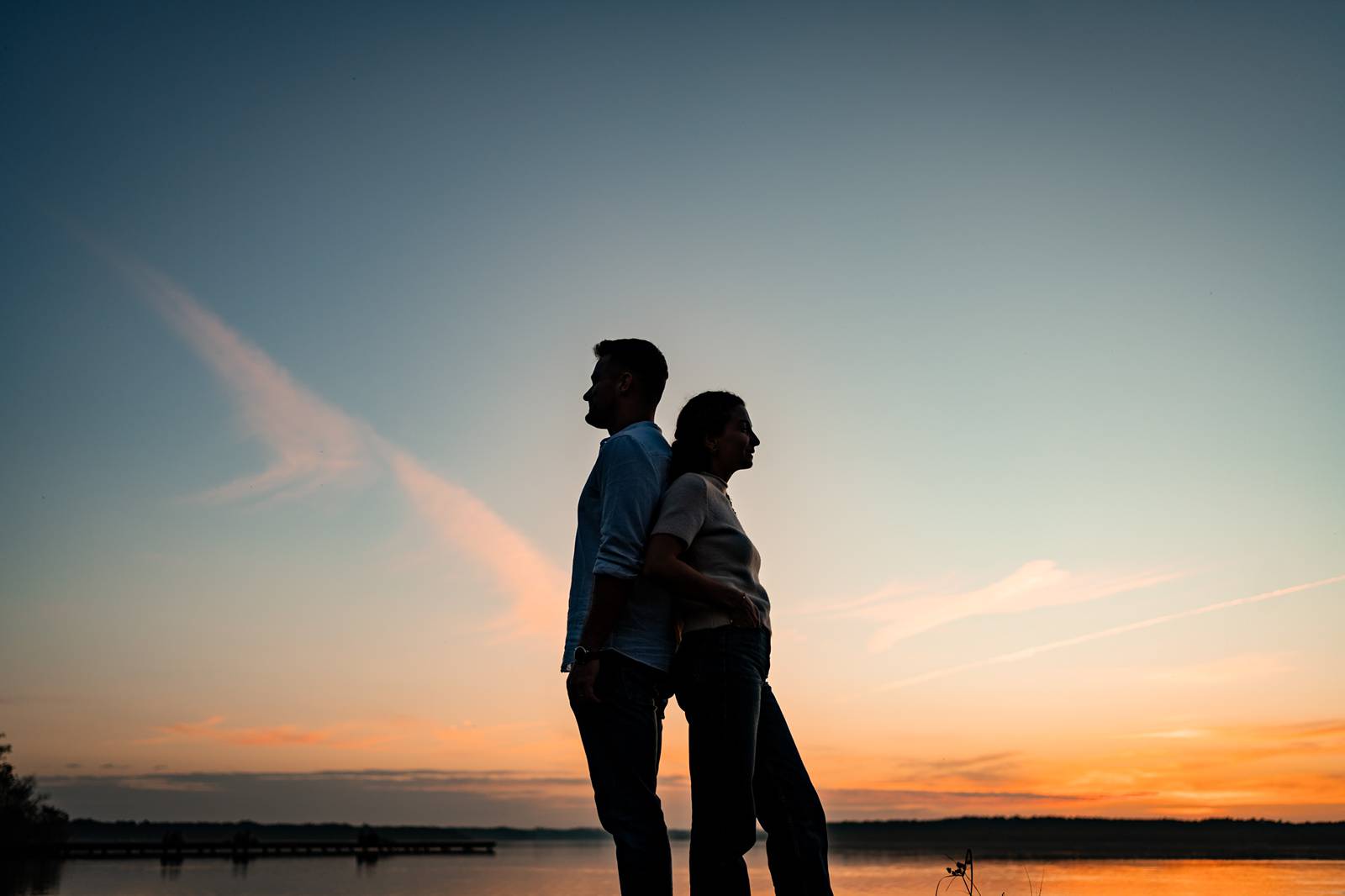 Photos de la séance engagement de Laura et Tristan au Lac de Souston, au coucher de soleil, avant leur mariage en Gironde.