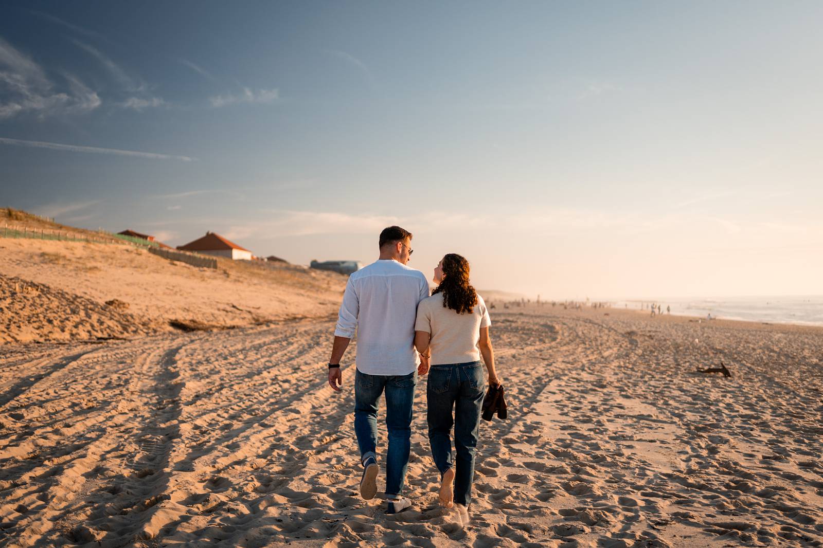 Photos de la séance engagement de Laura et Tristan à Vieux-Boucau Plage, avant leur mariage en Gironde.