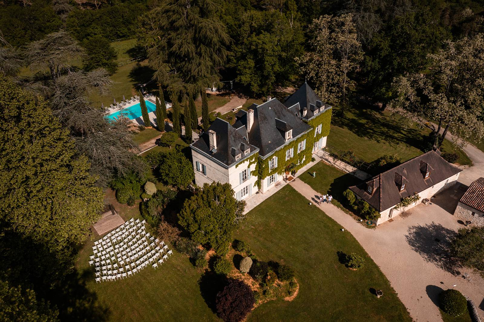 Mariage laïque au Domaine de La Fauconnie, en Dordogne.