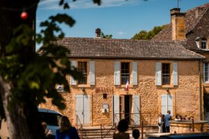 Mariage laïque au Domaine de La Fauconnie, en Dordogne.