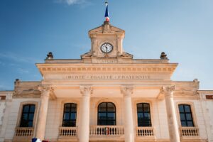 Mariage civil à la mairie d’Arcachon sous le soleil de juillet