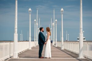 Photo de couple à la jetée Thiers à Arcachon après le mariage civil de Siona et Pierre