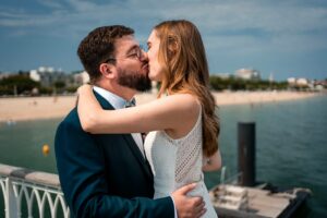Photo de couple à la jetée Thiers à Arcachon après le mariage civil de Siona et Pierre