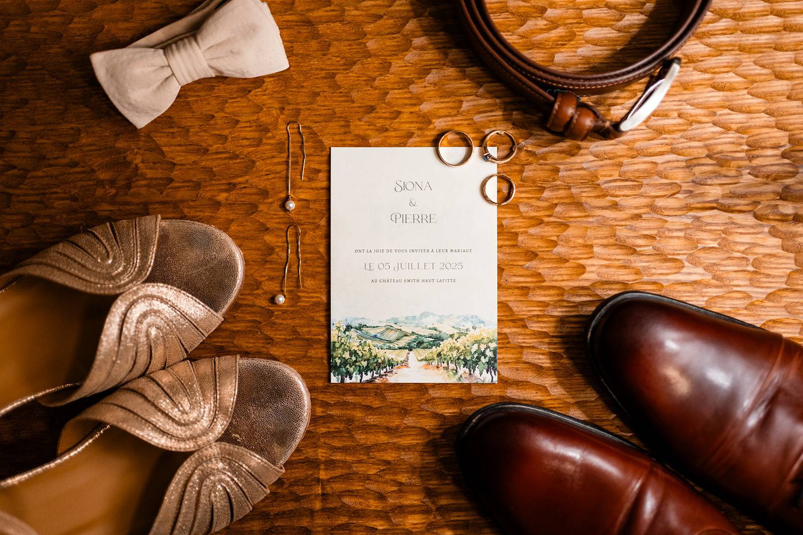 Détail des accessoires de mariage posés sur une table aux Sources de Caudalie