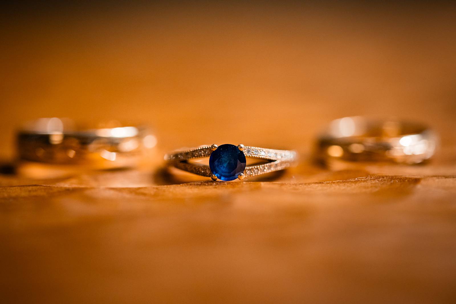 Détail des accessoires de mariage posés sur une table aux Sources de Caudalie