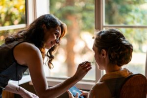 Préparatifs de la mariée dans une suite des Sources de Caudalie à côté du Château Smith Haut Lafitte