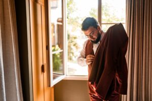 Ambiance calme et lumineuse pendant les préparatifs dans l’hôtel des Sources de Caudalie