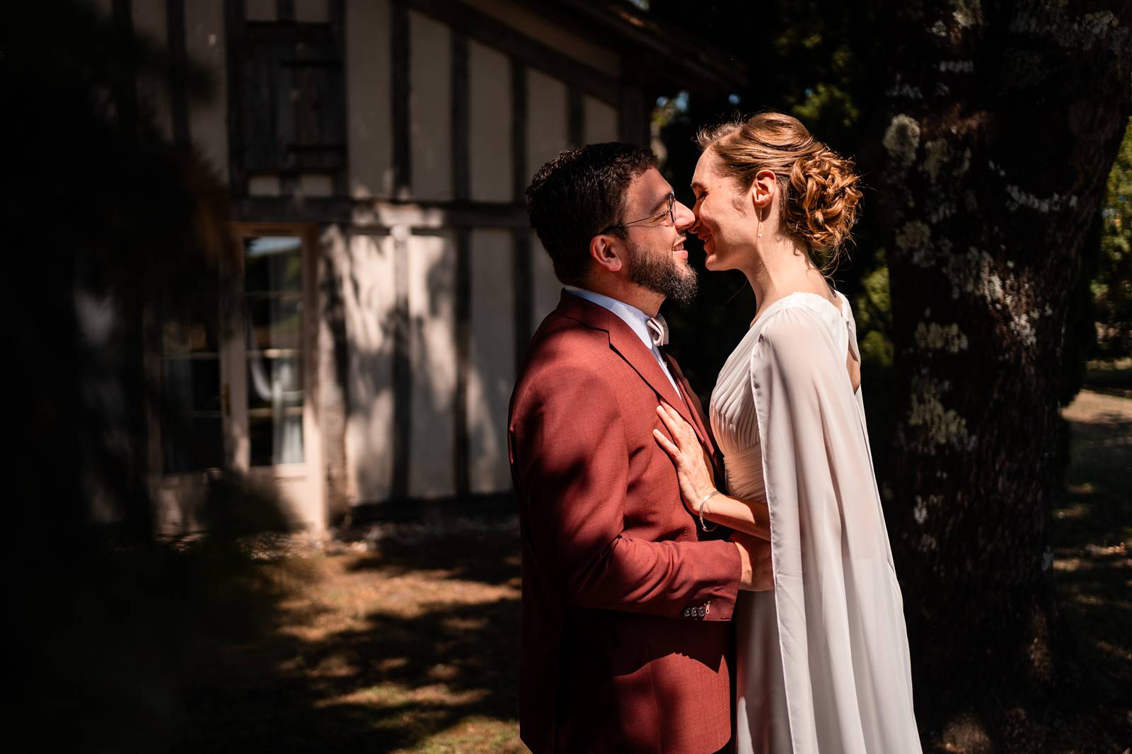 Les mariés se découvrent dans les jardins du Château Smith Haut Lafitte lors du first look