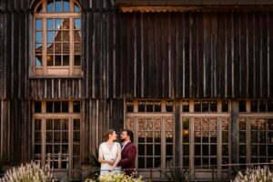 Séance photo de couple dans la verdure autour des Sources de Caudalie