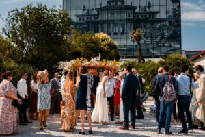 Mariés entourés de leurs proches devant la mairie d’Arcachon sous le soleil de juillet