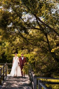 Séance photo de couple dans la verdure autour des Sources de Caudalie