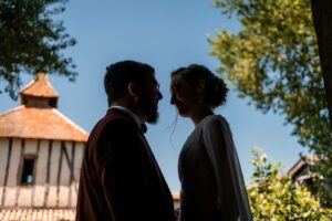 Séance photo de couple dans la verdure autour des Sources de Caudalie