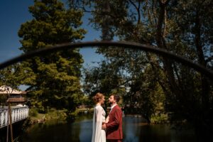 Séance photo de couple dans la verdure autour des Sources de Caudalie