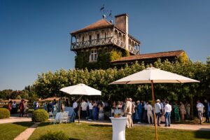 Jeux de rôle et chasse au trésor pendant le vin d’honneur dans les jardins du Château Smith Haut Lafitte