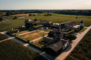 Vue par drone du vin d’honneur dans les jardins du Château Smith Haut Lafitte