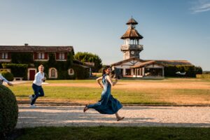 Les invités participent à une chasse au trésor organisée par les mariés
