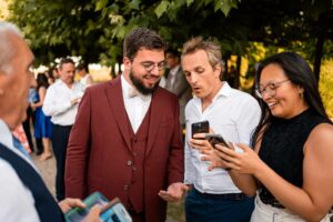 Les invités participent à une chasse au trésor organisée par les mariés