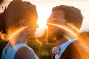 Lumière dorée de fin de journée sur le couple dans les vignes de Bordeaux