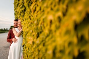 Lumière dorée de fin de journée sur le couple dans les vignes de Bordeaux