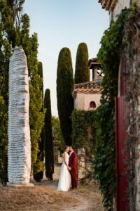Lumière dorée de fin de journée sur le couple dans les vignes de Bordeaux