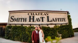 Lumière dorée de fin de journée sur le couple dans les vignes de Bordeaux
